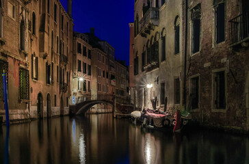 Fototapeta na wymiar View of a small, romantic canal in Venice at night