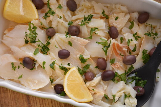 baccal&agrave; stoccafisso all'insalata con olio sale prezzemolo olive aglio limone piatto italiano