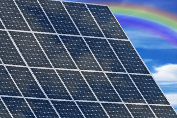 Solaranlage mit Himmel und Regenbogen als Hintergrund