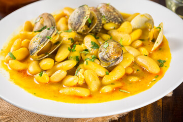 Fabada con almejas