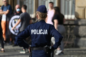 Policjant w maseczce na zabezpieczeniu.  © FotoDax