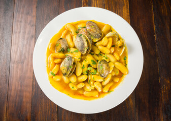 Fabada con almejas
