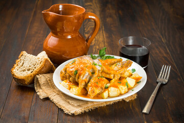 Manos de cerdo en salsa con patatas
