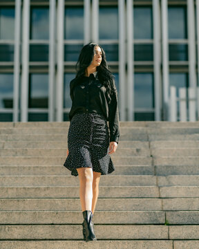 Mujer joven y moderna paseando por las calles de su ciudad, retratos de moda