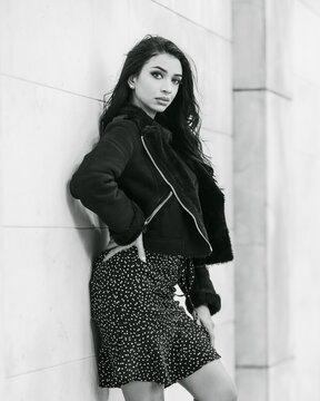 Mujer joven y moderna paseando por las calles de su ciudad, retratos de moda