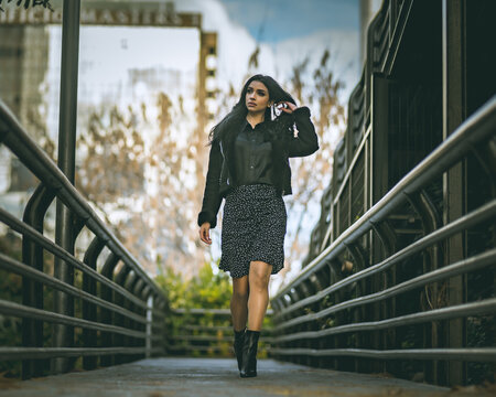 Mujer joven y moderna paseando por las calles de su ciudad, retratos de moda