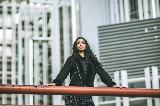 Mujer joven y moderna paseando por las calles de su ciudad, retratos de moda