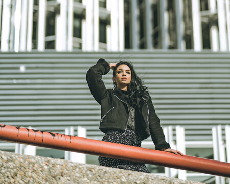Mujer joven y moderna paseando por las calles de su ciudad, retratos de moda