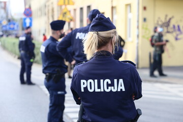 Policjant w maseczce na zabezpieczeniu.  © FotoDax