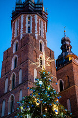 Obraz premium Big glowing decorated christmas tree standing in main market square, winter holidays, peoples enjoy.
