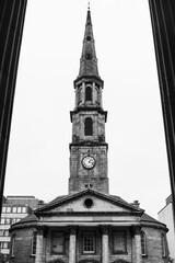 Obraz premium Iglesia entre pilares