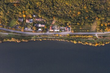 Bild einer Luftaufnahme der Landschaft einer kleinen Wohnsiedlung mit Straße Berg mit Bäumen und einem Fluss, Deutschland