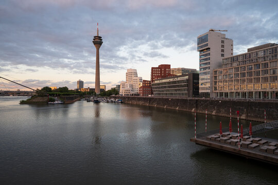 &Ouml;stlicher Medienhafen mit Rheinturm in D&uuml;sseldorf