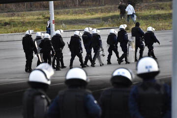 Policjanci w szyku na zabezpieczeniu. © FotoDax