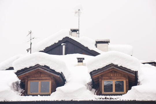 abbaino casa mansarda tetto casa con neve casa montagna finestra serramenti montagne 