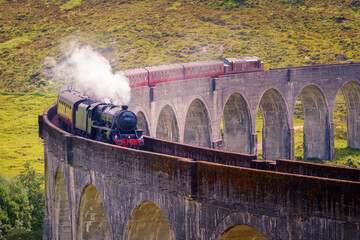 Glenfinnan-Eisenbahnviadukt in Schottland mit dem Jacobite-Dampfzug, gelegen am nördlichen Ende von Loch Shiel von großer landschaftlicher Schönheit