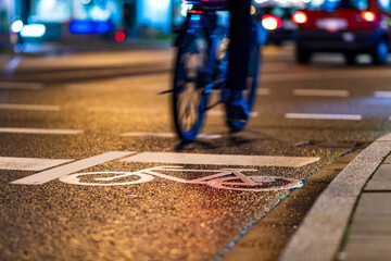 Fahrradfahrer im nächtlichen Stadtverkehr