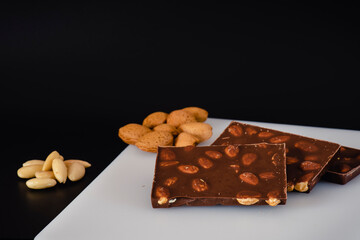 Chocolate con almendras sobre fondo negro