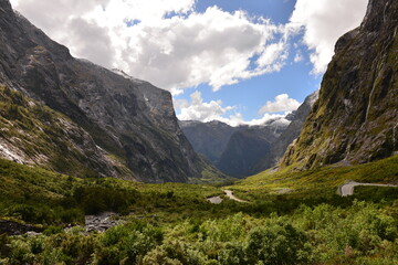 Fototapeta na wymiar Valley view on the road from Te Anau to Milford Sound