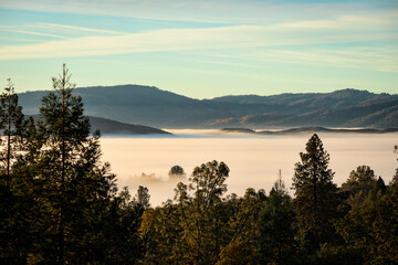 Fototapeta na wymiar Morning fog in the valley