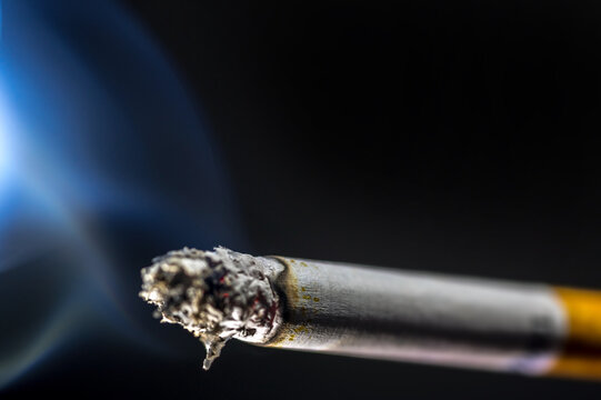 Zigarette mit Qualm als Hintergrund mit Textfreiraum zum Thema Rauchen
