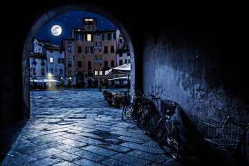 The Square of the Amphitheatre in Lucca, Itlay at Night with Full Moon - obrazy, fototapety, plakaty