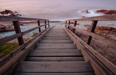 Fototapeta premium escalier en bois menant à la plage, à la mer