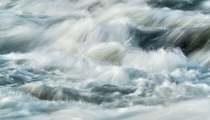 Long exposure photo - water flowing over rocks everything smooth, only few waterdrops in focus