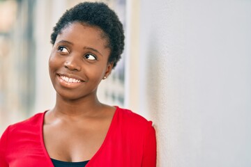 Fototapeta premium Young african american woman smiling happy standing at the city.