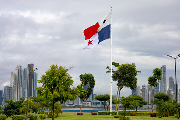 Bandera de Panamá en cinta costera, día nublado