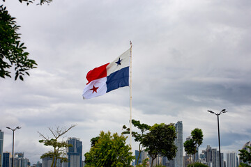Bandera de Panam&aacute; en cinta costera, d&iacute;a nublado