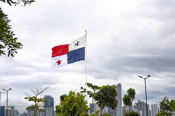 Bandera de Panamá en cinta costera, día nublado