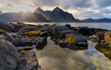 Zachód słońca na Lofotach, archipelagu wysp na Morzu Norweskim © Dreamnordno