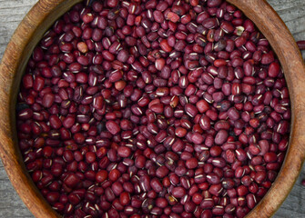 porotos colorados o aduki, presentados en cuenco de madera