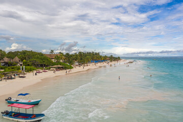 Sobre el mar caribe con una vista aérea a la playa y jungla tropical en Tulum, México