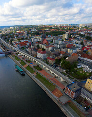 Widok z lotu ptaka na centrum miasta i bulwar wschodni nad rzeką Warta w mieście Gorzów...