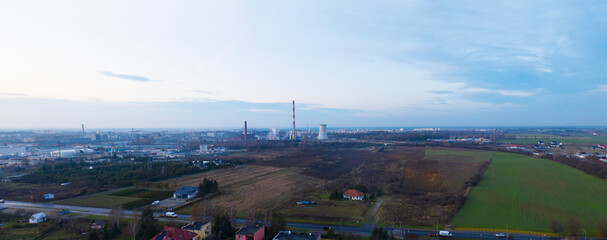 Panoramiczny widok na komin fabryki rejonu przemysłowego i pola uprawne późną jesienią, Gorzów Wielkopolski