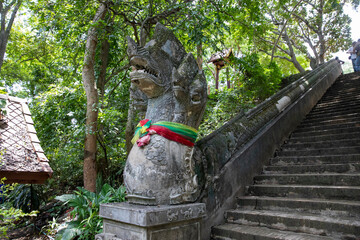 チェンマイの洞窟寺（トンネル寺）ワット・ウモーンの階段のナーガ像