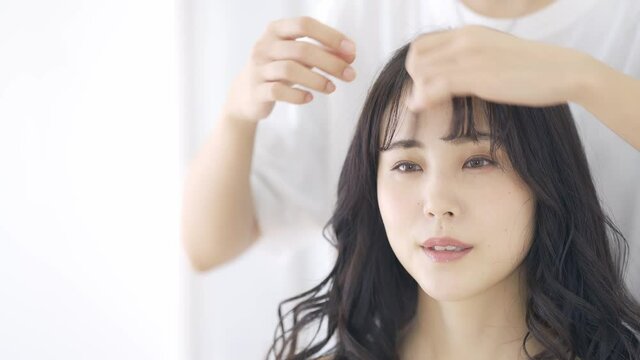美容院イメージ　美容師　スタイリスト　ヘアメイク　ヘアケア