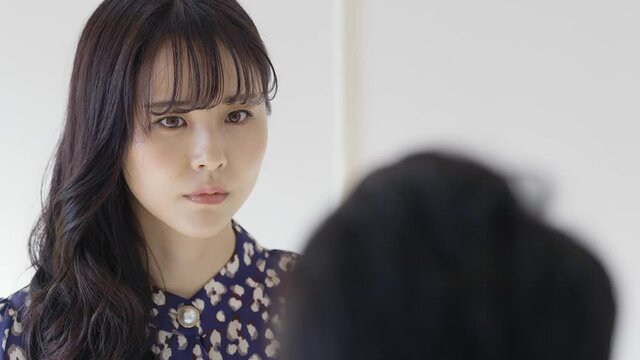 悲しい顔で見つめ合うカップル
