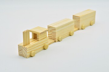 Tren de juguete hecho con bloques de madera sobre fondo blanco