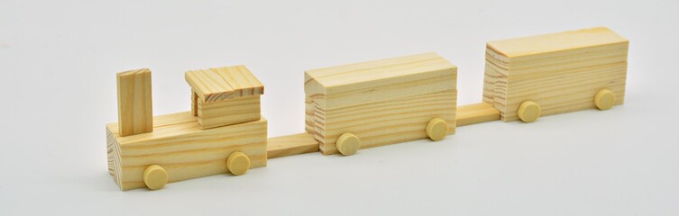Tren de juguete hecho con bloques de madera sobre fondo blanco