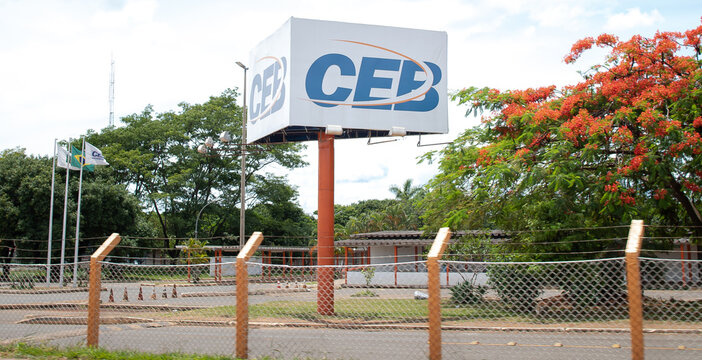 CEB - Companhia Energ&eacute;tica de Bras&iacute;lia. Logo da CEB em Placa informativa.