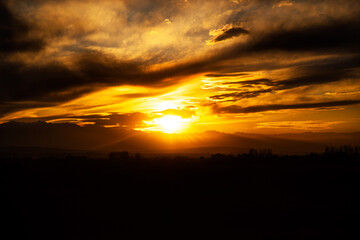 Atardecer amarillo en las monta&ntilde;as de Mendoza