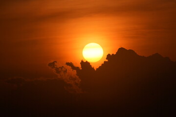 Obraz premium Orange sunrise setting sky on fire