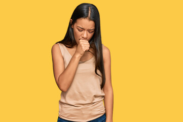 Obraz premium Beautiful hispanic woman wearing casual clothes feeling unwell and coughing as symptom for cold or bronchitis. health care concept.
