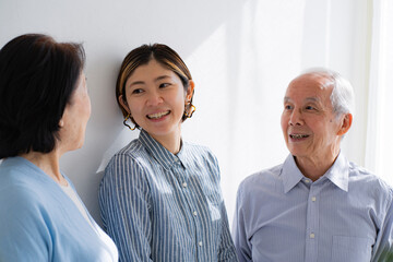 笑顔の日本人親子・二世代家族