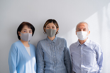 マスクをつけた日本人親子・二世代家族 - obrazy, fototapety, plakaty