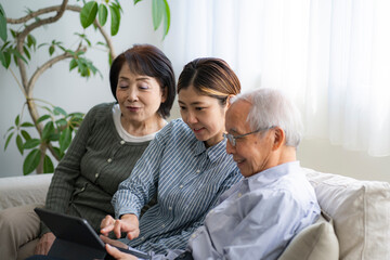 タブレットPCを見る日本人親子・二世代家族
