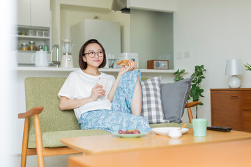 若い女性　朝食